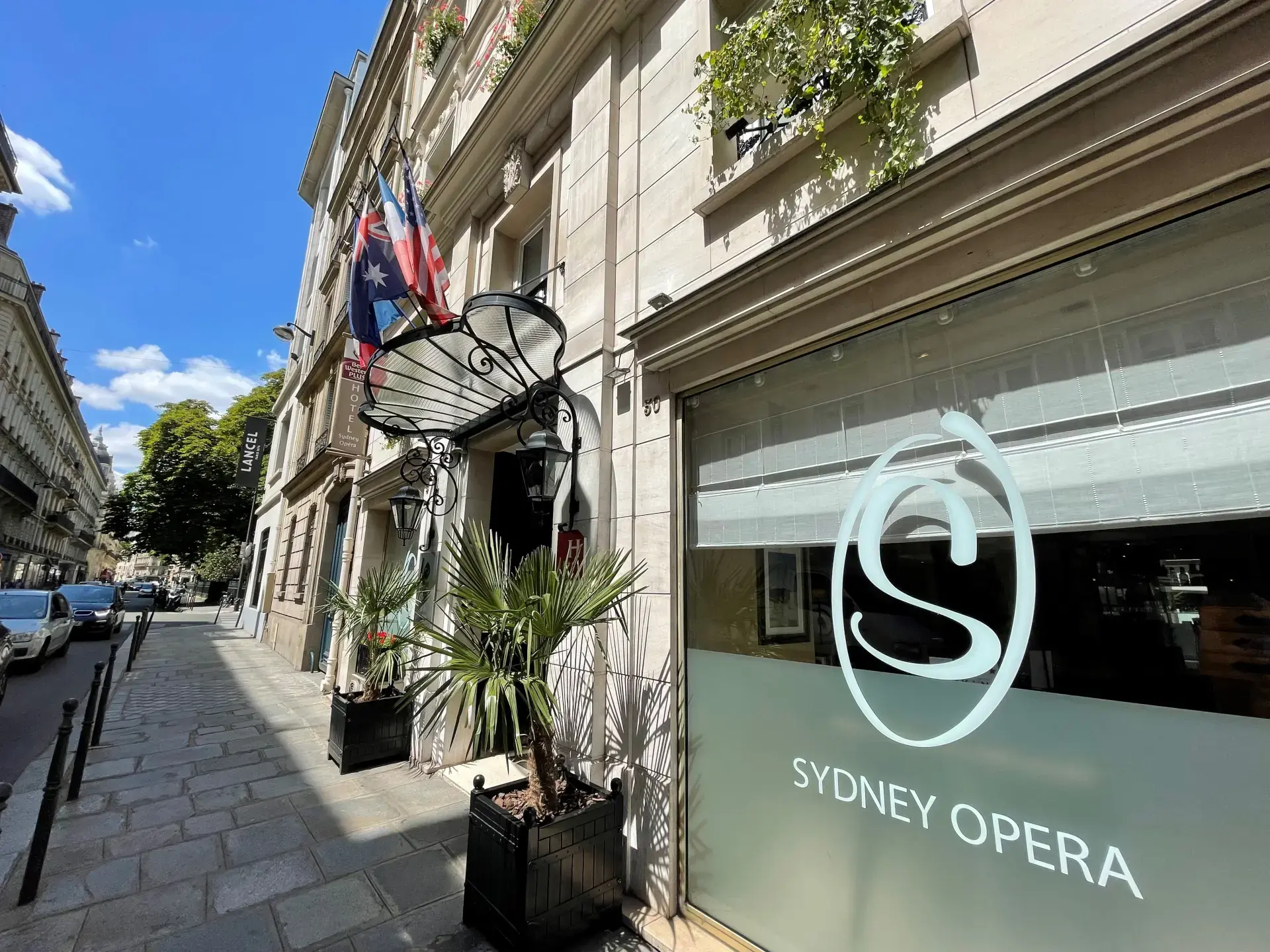 Entrée de l'Hôtel Bestwestern PLUS Paris Sydney Opéra